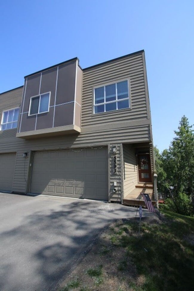 Primary Photo - Modern and Spacious 4 Bedroom Condo in Eas...
