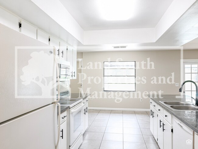 Building Photo - Beautifully Winter Haven Pool Home with Ideal Location