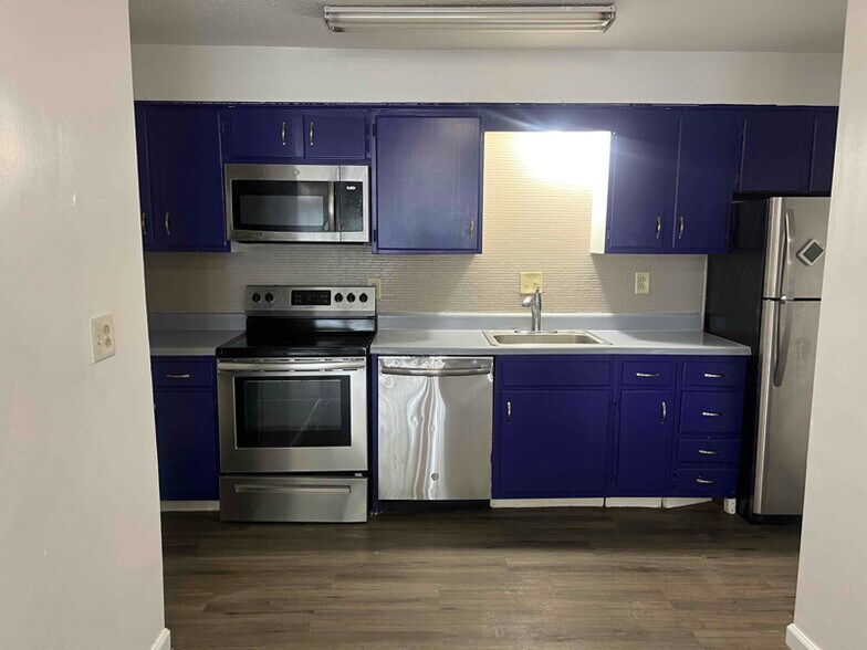 Building Photo - 402 Skyview Dr