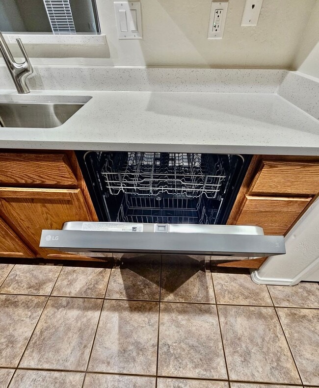 Building Photo - Excellent remodeled 2 bed 2 bath home in P...