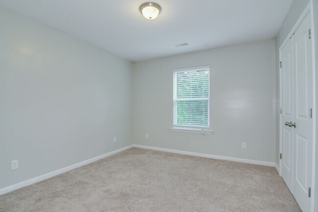 Building Photo - 3 Bedroom 2.5 Bath in Grovetown!