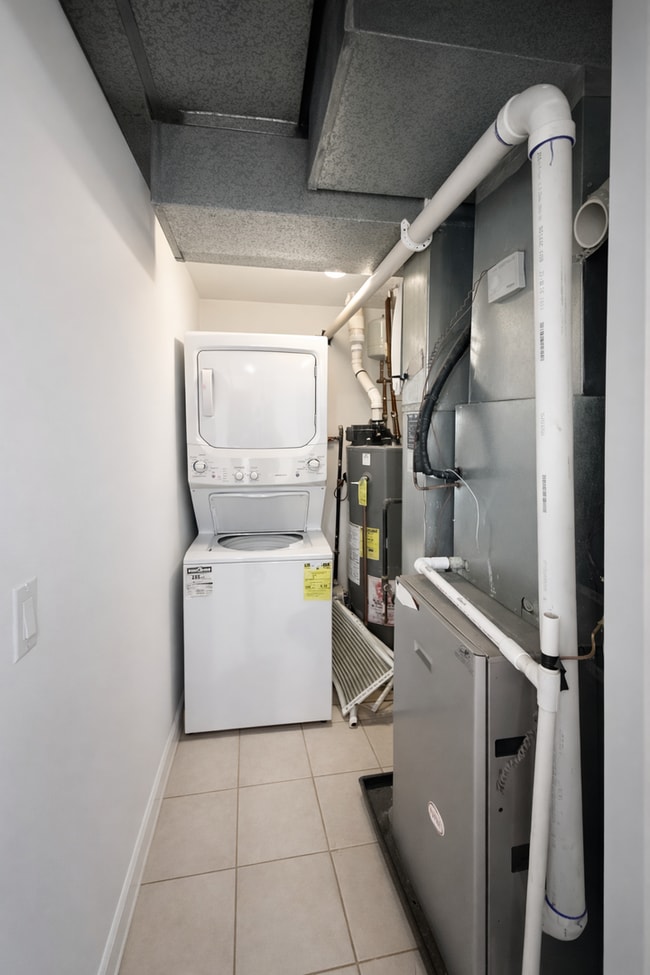 Building Photo - Spacious Apartment in Chicago (Roger's Park)