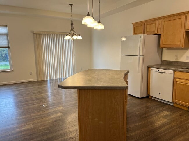Building Photo - Spacious Remodeled Townhouse in Convenient...