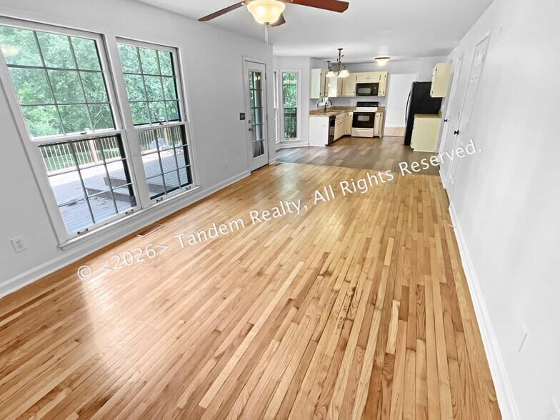 Building Photo - 309 Oakcrest Ct