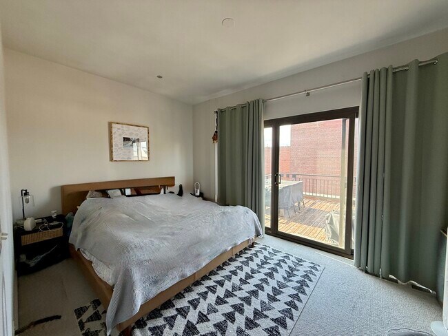 Building Photo - 1330 W Monroe St