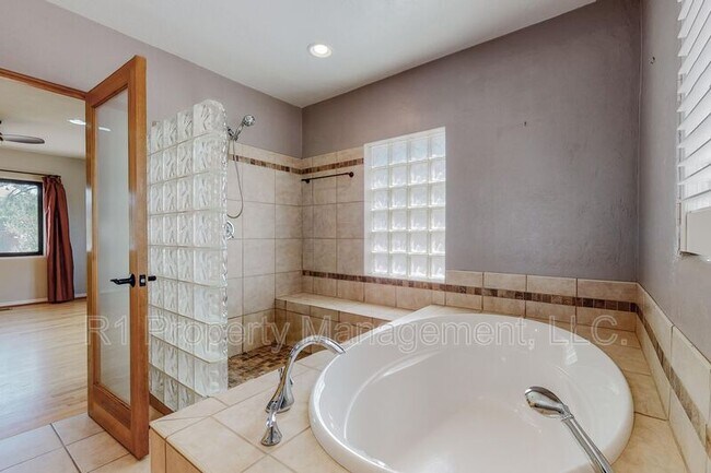 Building Photo - 1321 Lobo Pl NE