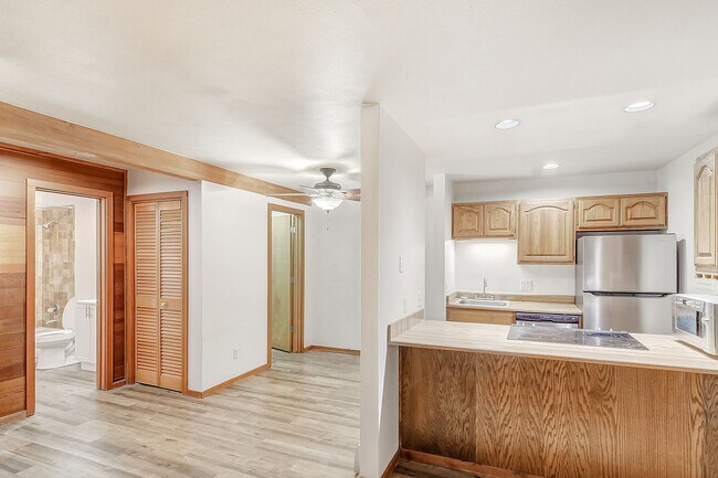 Building Photo - Wilderness One Bedroom Available 7/7!  Close to hiking trails and great amenities.  Amazing SUN!