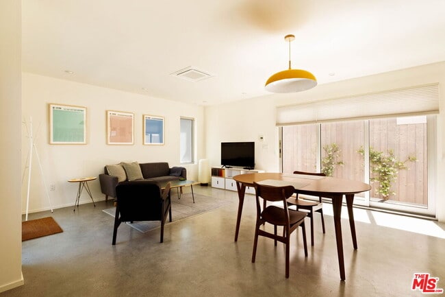 Building Photo - 2209 Louella Ave