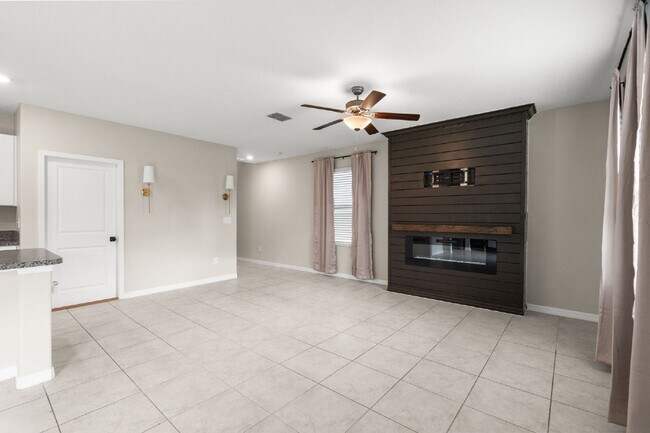 Building Photo - LIKE NEW Home For Rent in Sun City!