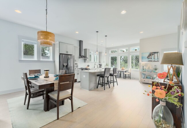 Building Photo - Elevated Lowcountry House!