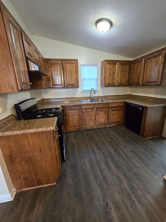 Building Photo - 3 bedroom 1.5 bathroom--Shady Grove Neighb...