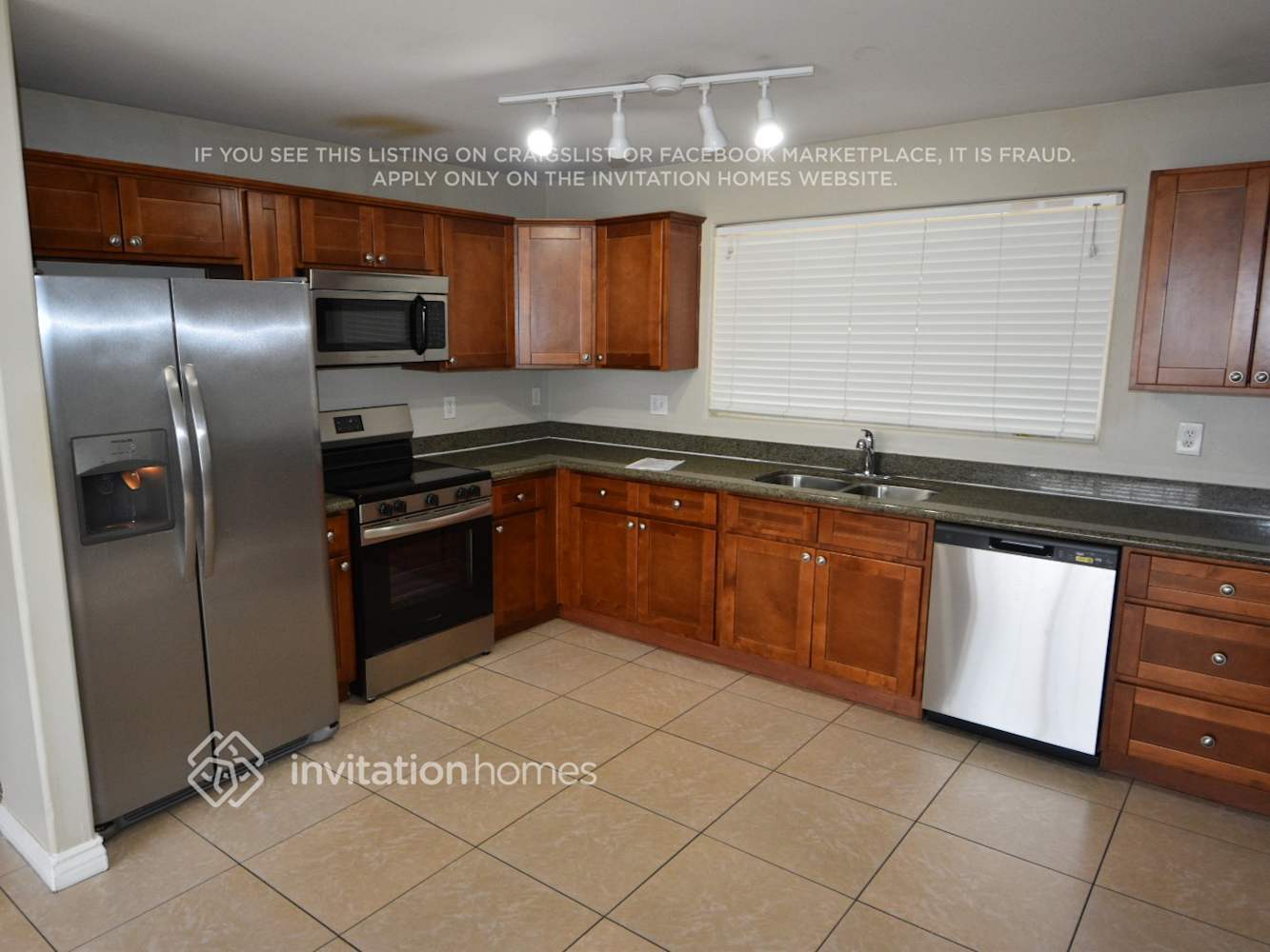 Building Photo - 3808 W Columbine Dr