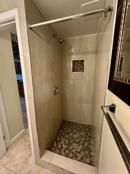 Stand Up Shower - 8500 Magnolia Dr