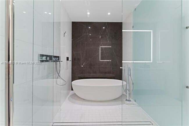 Building Photo - 300 Biscayne Blvd Way