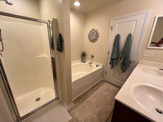Building Photo - 3 Bedroom 4 Bath Townhouse in Bolton's Lan...