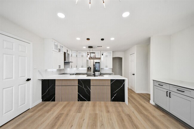 Building Photo - 15719 Baytree Dr