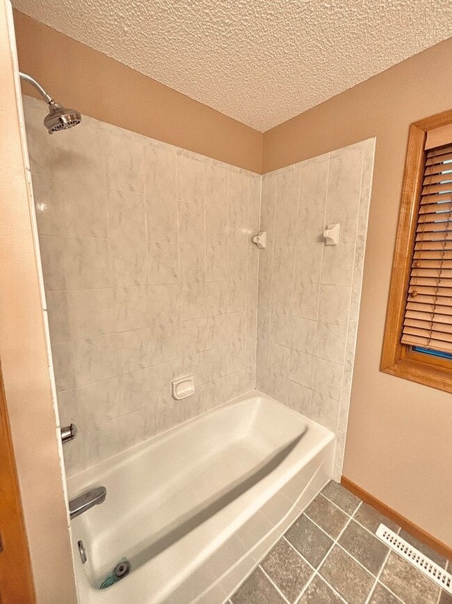 Building Photo - Huge 5 bed home located in Maple Grove!