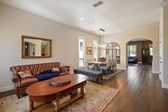 Building Photo - 4 Bed / 3.5 Bath | Crocker Village Brownst...