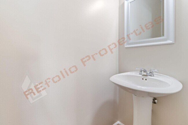 Building Photo - Luxury 3-Story Townhome, No Carpet 4 Bedro...