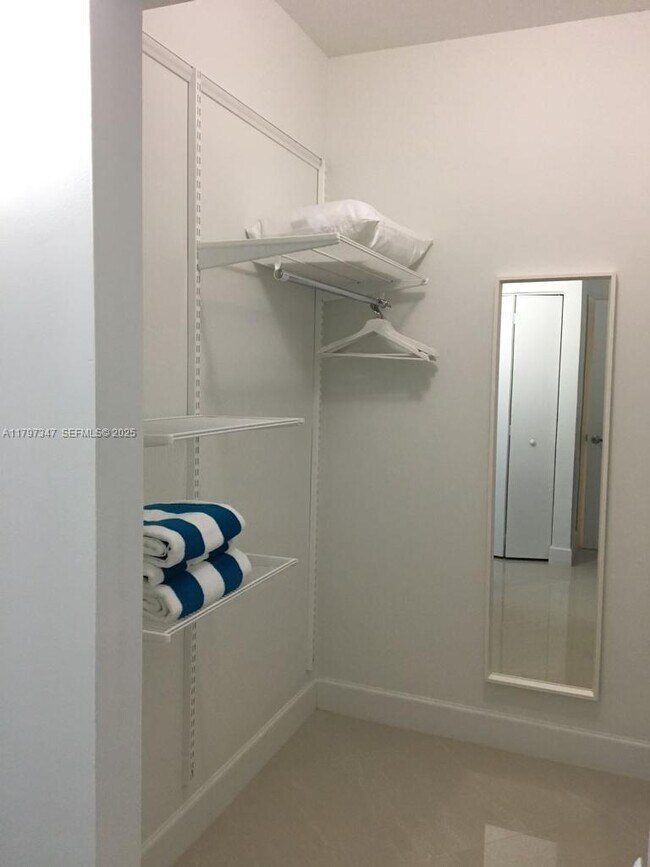 Building Photo - 19701 E Country Club Dr