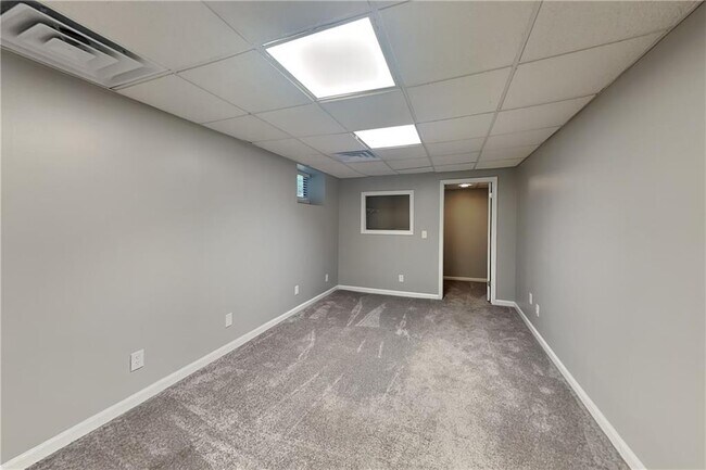 Building Photo - 4006 Maxanne Dr NW