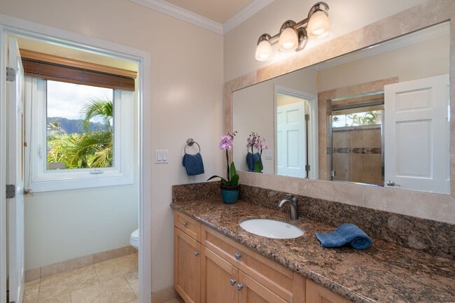 Building Photo - Portlock Paradise