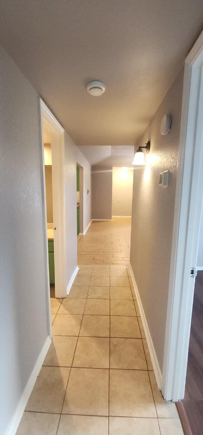 Building Photo - Charming 2 Bed/ 1 Bath Duplex with a Garag...