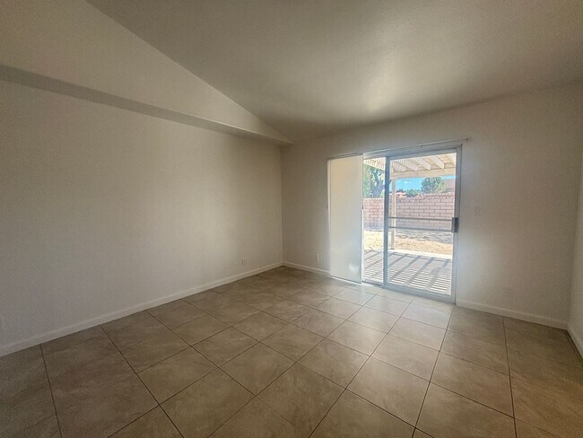 Building Photo - Renovated Spacious East Lancaster Single Story Home
