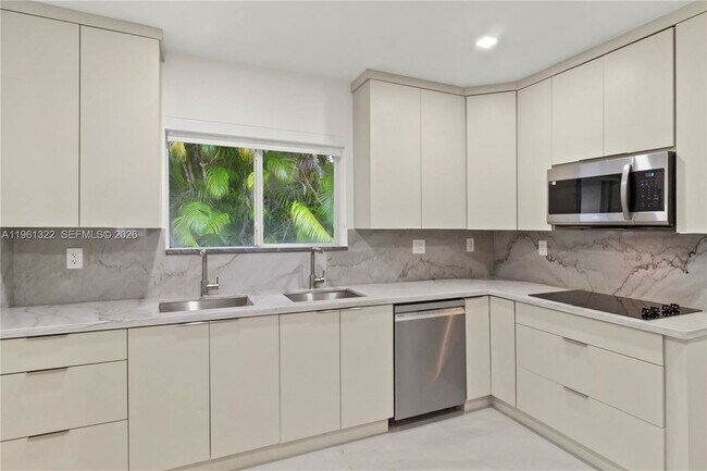 Building Photo - 1261 NE 98th St