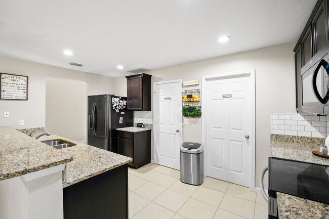 Building Photo - 8704 Lake George Cir W