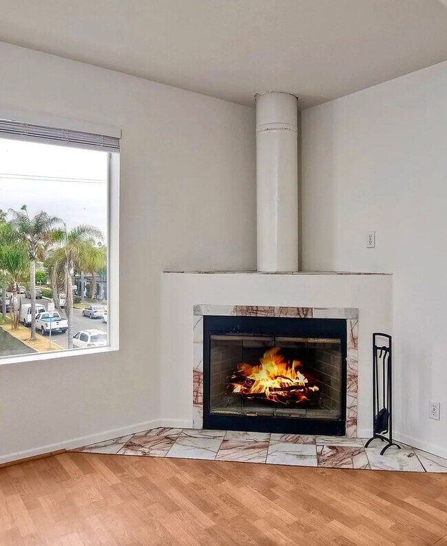 Building Photo - Cute 2 Bedroom Condo Steps Away from Endle...
