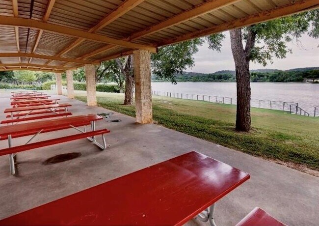 Building Photo - 318 Columbine St