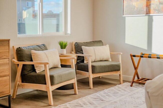 Building Photo - 736 W Rider Dr