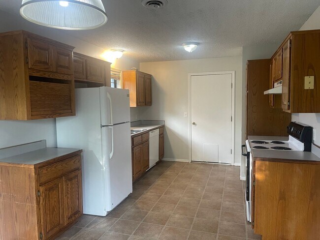 Building Photo - Beautiful 3 bedroom 2 bath in great location.