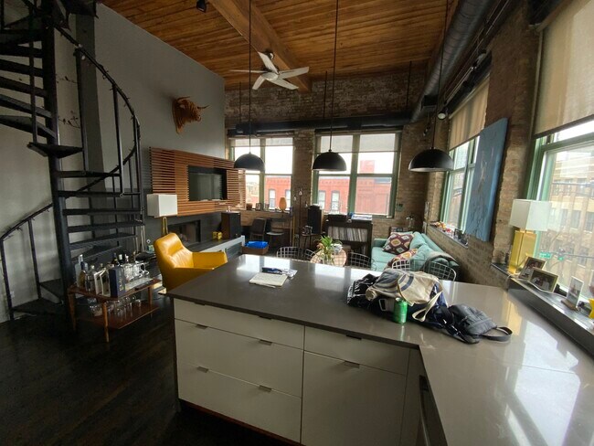Eat in kitchen - 1701 N Damen Ave