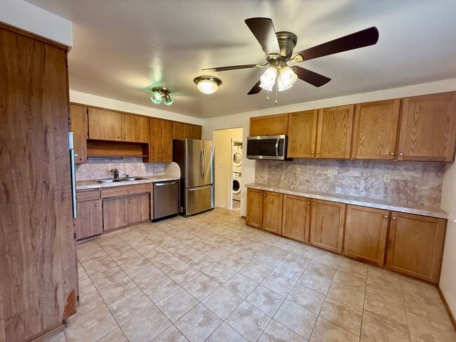 Building Photo - Lakeridge Home