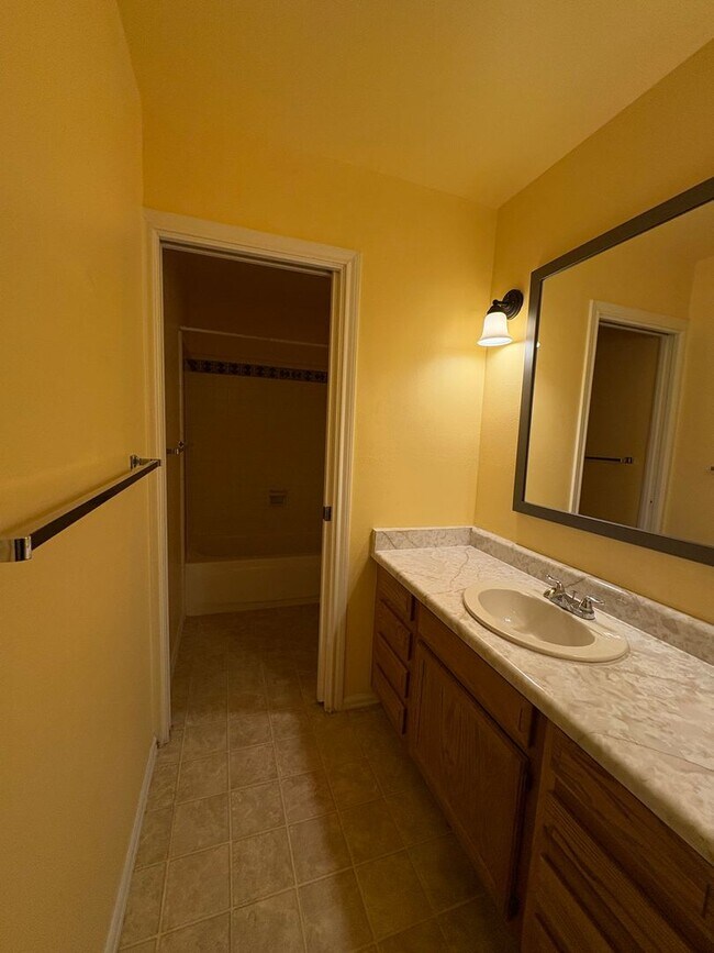 Building Photo - Mesa 2 Bedroom 1 Bath in Triplex Building