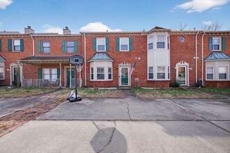 Building Photo - 729 Creekside Crescent