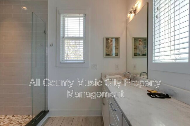 Building Photo - 3009 Delaware Ave