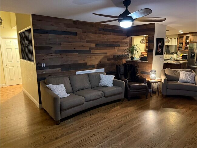 Building Photo - 1174 River Bluff Dr