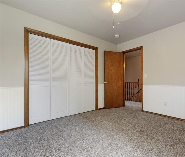 Building Photo - 3 bed, 2.5 bath, 2 car garage with a spaci...