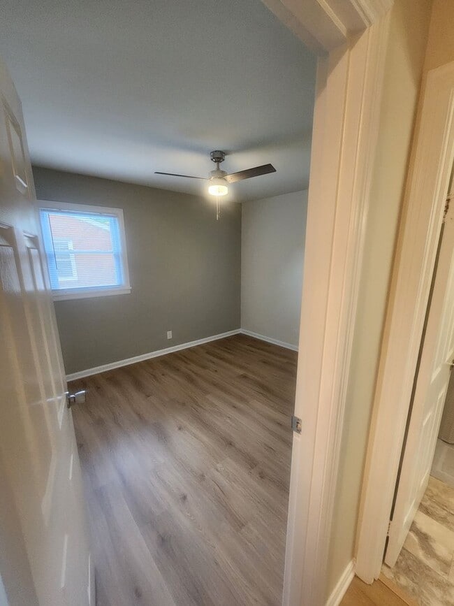 Building Photo - Beautiful and spacious 3 bedroom 1 bath ho...