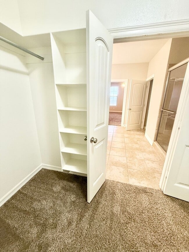 Building Photo - Luxury corner unit! 3-bed, 2.5-bath!