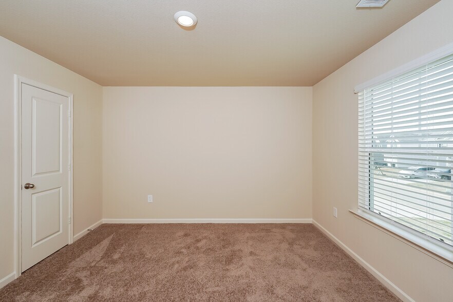Building Photo - 580 Clover Cir