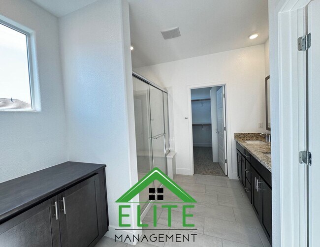 Building Photo - Spacious 4-Bedroom Home in Prime Folsom Lo...
