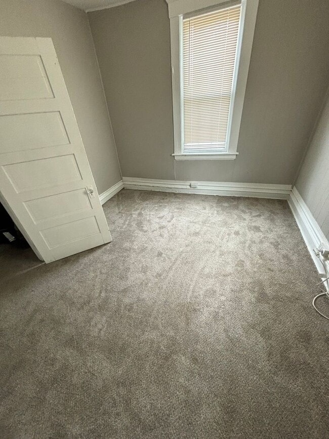 Building Photo - 2BD / 1BA Duplex