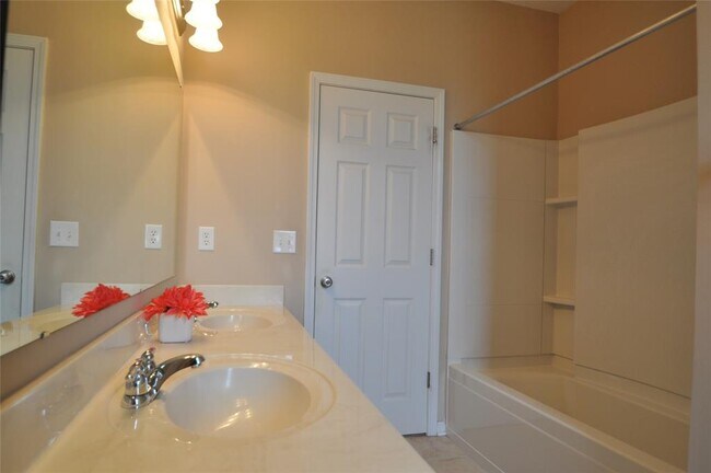 Building Photo - 2556 Diamond Lake Dr