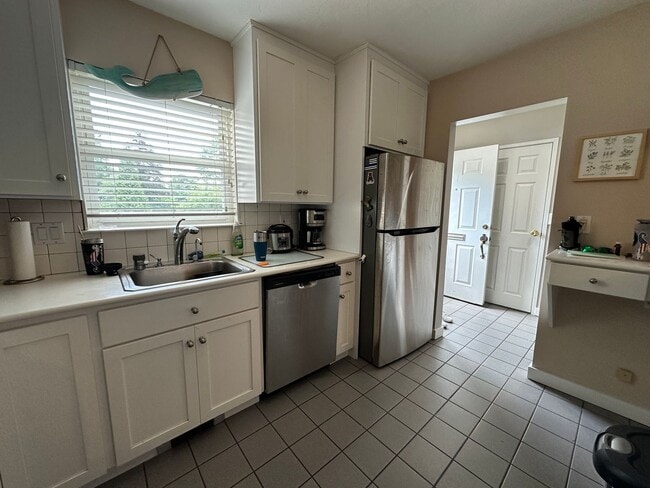 Building Photo - PRICE DROP + NO BROKER FEE....Townhouse, C...