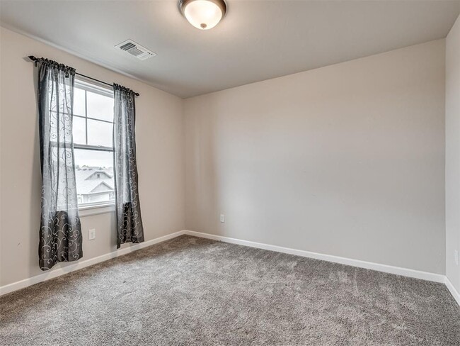 Building Photo - 915 Kings Canyon Rd