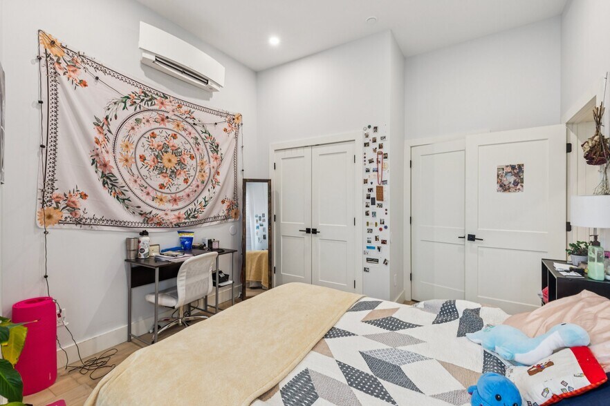 Building Photo - 3849 Lancaster Ave